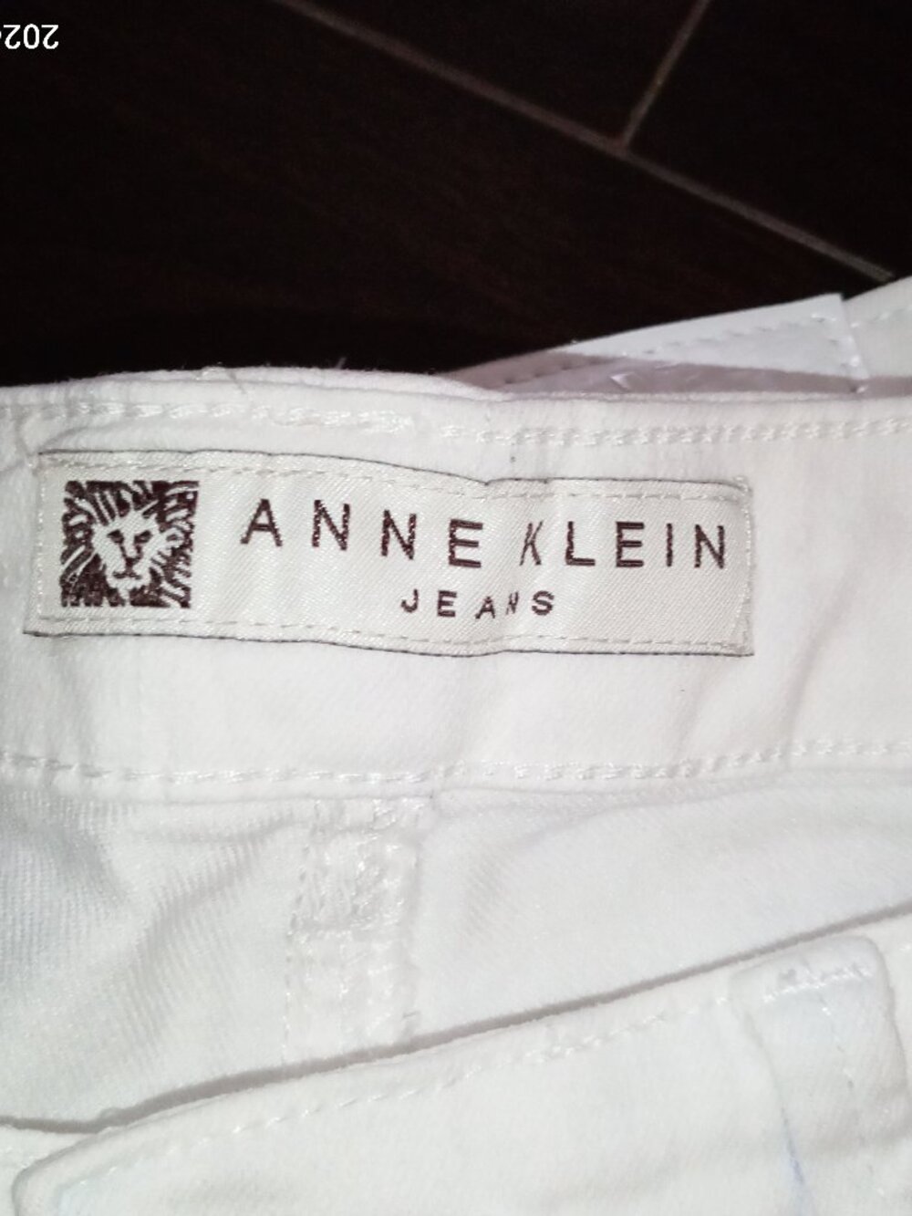 JEANS ANNE KLEIN WHITE SLIM CAPRIS. BRAND NEW SIZE 12